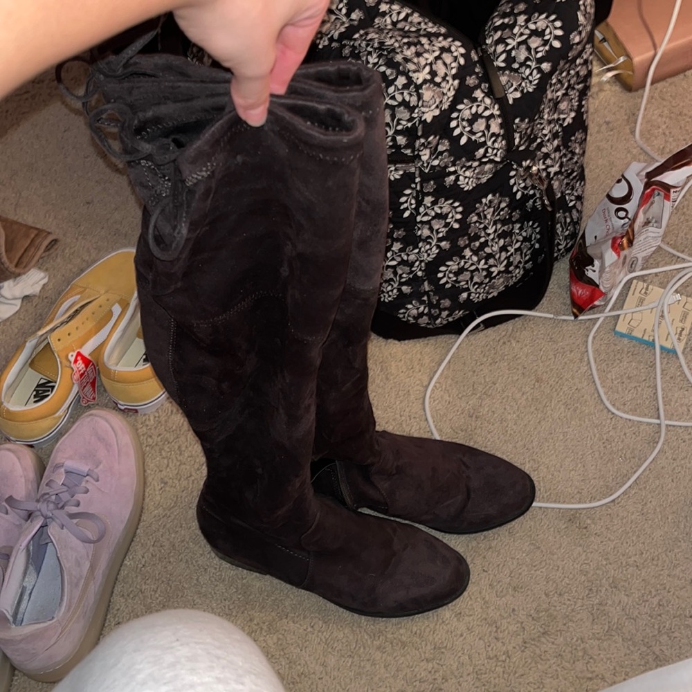 Knee high dark grey/brown suede boots!